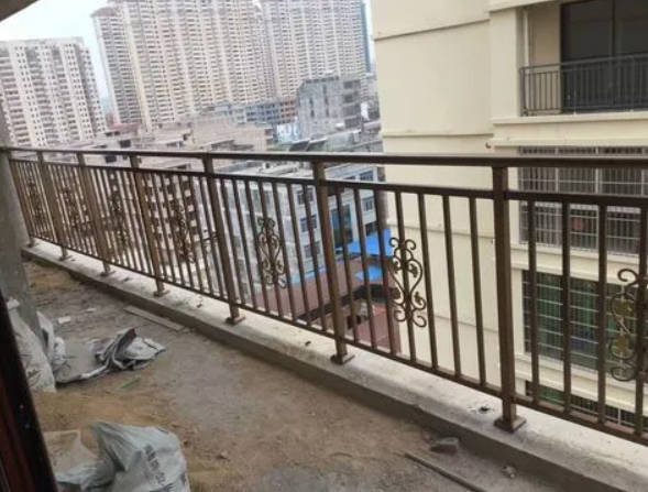奇亿注册讲解新型阳台护栏质量优劣的分辨