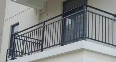奇亿注册展示高层阳台栏杆安装效果图