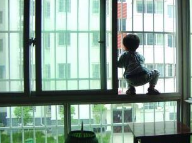“飘窗该不该加锌钢护栏”问题反思奇亿注册